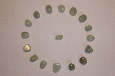 Preview: Serpentin Trommelstein Steinwesen im Medizinrad Steinkreis Set