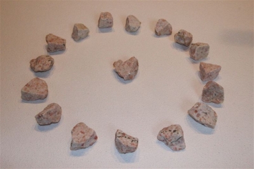 Preview: Sonnenstein Rohstein Steinwesen im Medizinrad Steinkreis Set
