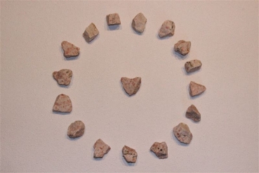 Preview: Sonnenstein Rohstein Steinwesen im Medizinrad Steinkreis Set