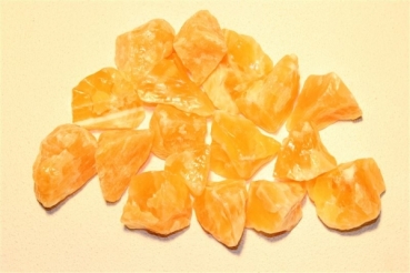 Preview: Orangencalcit Steinwesen im Medizinrad Steinkreis Set