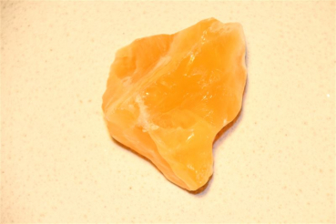 Preview: Orangencalcit Steinwesen im Medizinrad Steinkreis Set