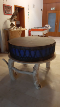 wunderschöne kraftvolle Motherdrum 1,10m, blauer Körper, dunkle Haus, Füße aus Eiche