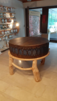 wunderschöne kraftvolle Motherdrum 1,10m, blauer Körper, dunkle Haus, Füße aus Eiche