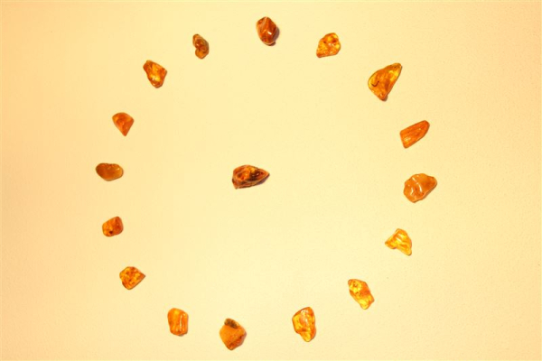 Bernstein Trommelstein Steinwesen im Medizinrad Steinkreisset