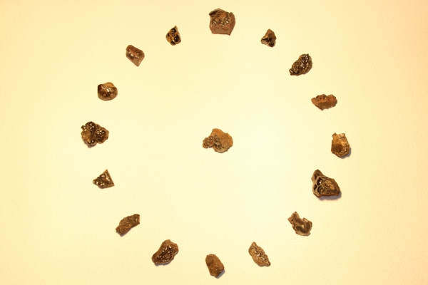 Hämatit Rohstein Steinwesen im Medizinrad Steinkreis Set