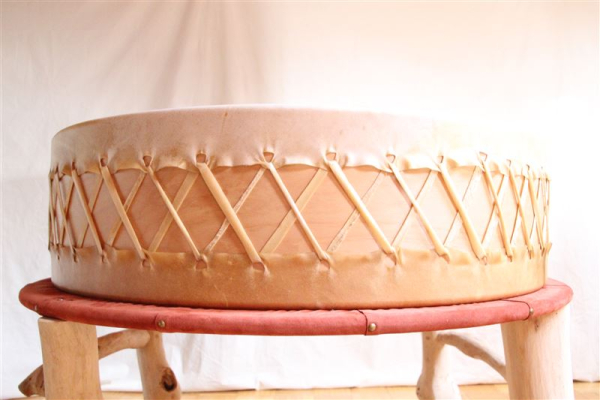 wunderschöne kraftvolle Motherdrum 1,10m, blauer Körper, dunkle Haus, Füße aus Eiche