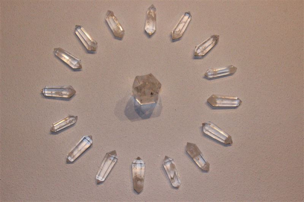 Bergkristall 16 Doppelender Deluxe Steinwesen im Medizinrad Steinkreis-Set - Kopie - Kopie