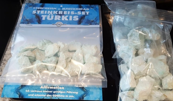 Türkis Rohsteine Steinwesen im Medizinrad Steinkreis Set