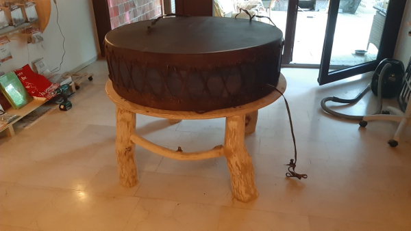 wunderschöne kraftvolle Motherdrum 1,10m, blauer Körper, dunkle Haus, Füße aus Eiche